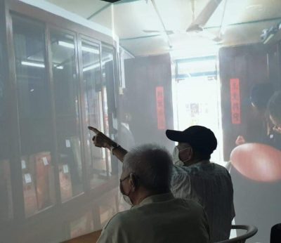 Seniors-Engaging-in-Tour-during-Immersive-Room-Experience-1536x746.jpeg