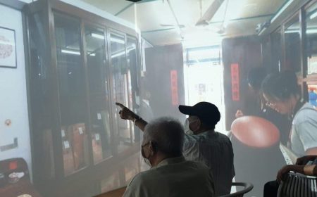 Seniors-Engaging-in-Tour-during-Immersive-Room-Experience-1536x746.jpeg